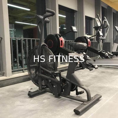 Anúncio publicitário de ciclagem da bicicleta do ar do assalto do equipamento do Gym de Crossfit